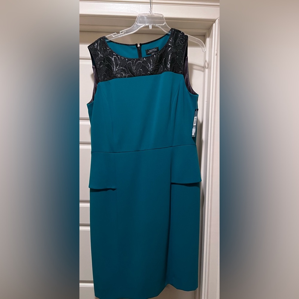 Black and green sleeveless dress